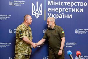 Голова Держприкордонслужби Сергій Дейнеко (ліворуч) подякував енергетикам за допомогу