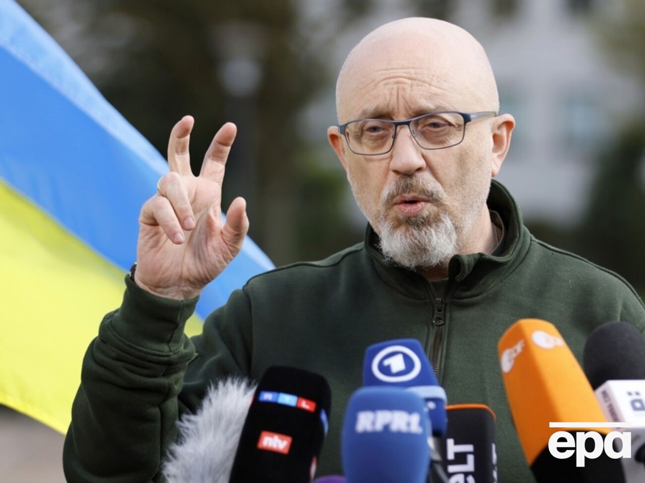 Политическое решение о приглашении Украины в НАТО будет приниматься не по количеству внедренных ею стандартов, отметил Резников