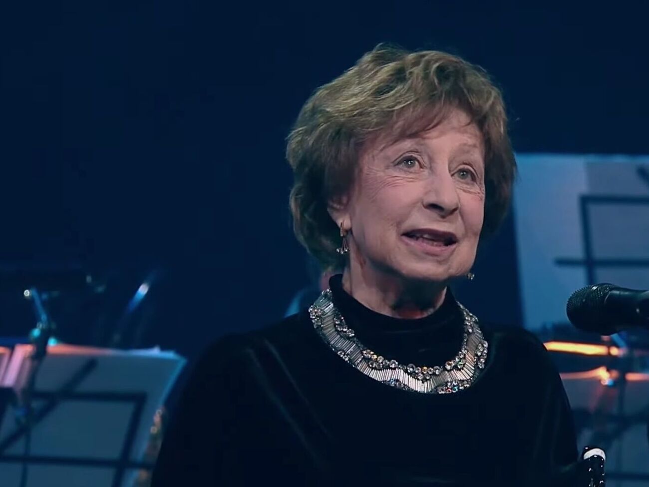 По словам Ахеджаковой, она сперва приняла украинский флаг за "шарфик"