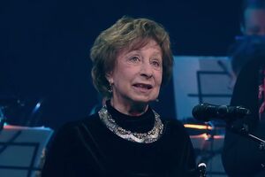 По словам Ахеджаковой, она сперва приняла украинский флаг за "шарфик"