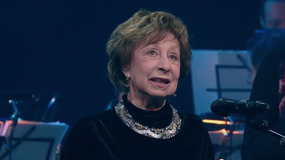 По словам Ахеджаковой, она сперва приняла украинский флаг за "шарфик"