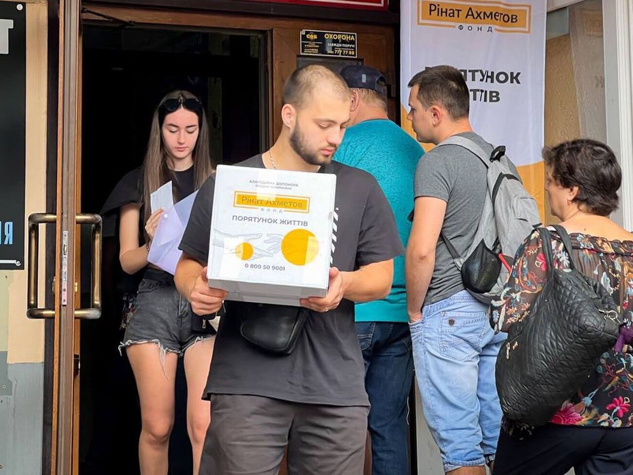 С 2014 года Фонд передал жителям Украины 13 млн продуктовых наборов