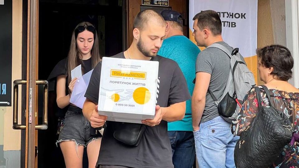С 2014 года Фонд передал жителям Украины 13 млн продуктовых наборов