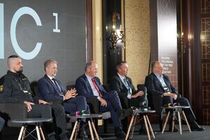 Сили оборони України на другому році повномасштабної війни мають нагальну потребу в усіх видах озброєння, зазначив Камишін (ліворуч) на форумі