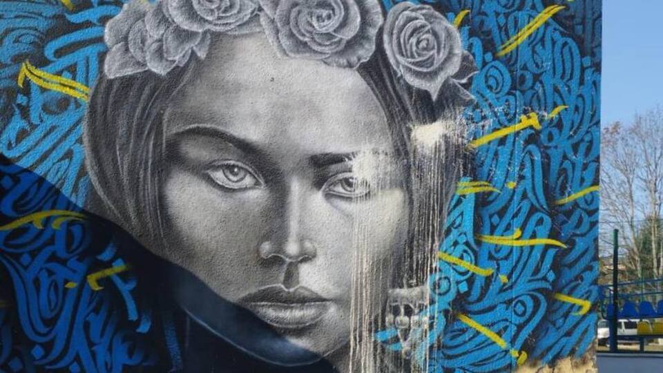 Мурал на стіні будинку культури в Бучі створили художники зі США