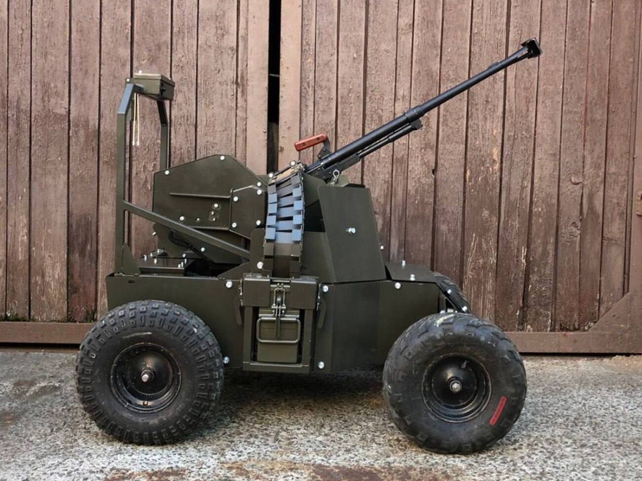 Робот вооружен танковым пулеметом, отметил Федоров