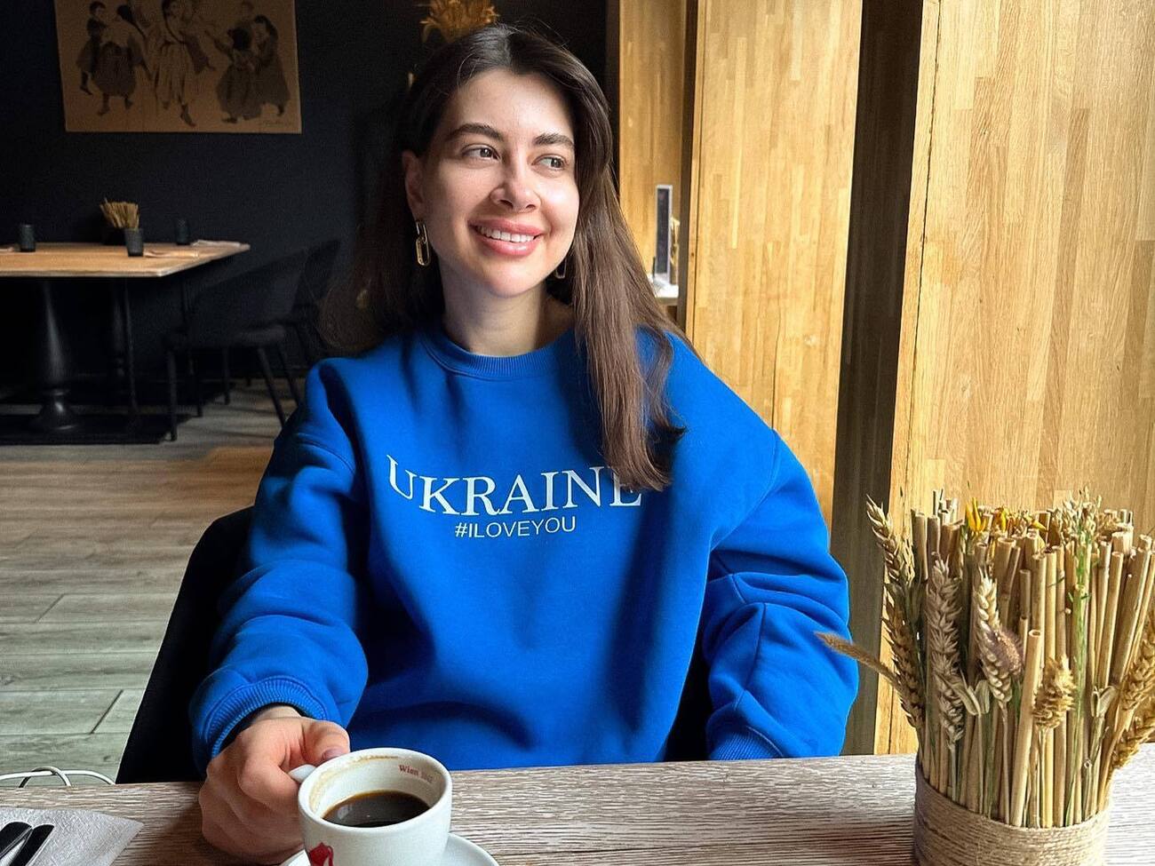 Есхакзай навчалася в Москві в Райкіна і розглядала варіант залишитися жити у столиці РФ