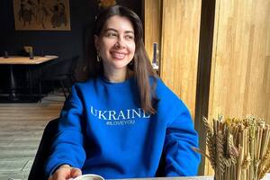 Есхакзай навчалася в Москві в Райкіна і розглядала варіант залишитися жити у столиці РФ