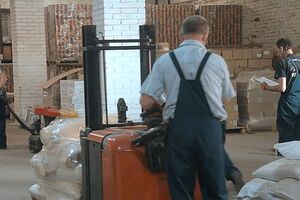 Иногда часть может передислоцироваться до момента доставки, и тогда компания меняет маршрут, привлекает дополнительный транспорт