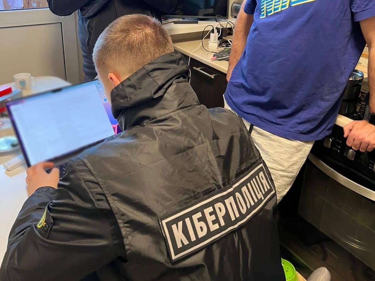 У задержанных изъяли доказательства незаконных действий со счетами клиентов банка