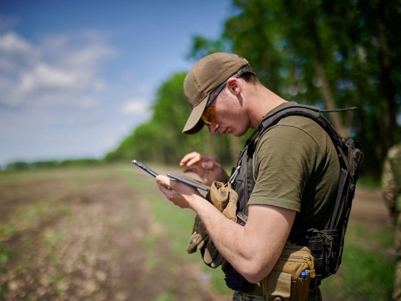 Шкідливий застосунок Sandworm може діставати доступ до смартфонів українських військових, що призводить до витоку інформації, попередили у британській розвідці