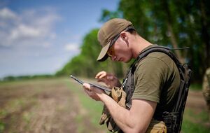 Шкідливий застосунок Sandworm може діставати доступ до смартфонів українських військових, що призводить до витоку інформації, попередили у британській розвідці