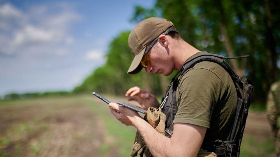 Вредоносное приложение Sandworm может получать доступ к смартфонам украинских военных, что ведет к утечке информации, предупредили в британской разведке