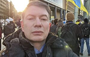 Путин будет до последнего надеяться на авось, и его возненавидят все. Заставят по традиции на Новый год под автоматами выйти к зрителям: "Я устал, я мухожук". Никто даже моргнуть не успеет