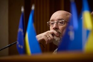 Лучшее, что должен сделать Резников хотя бы после увольнения, – это поехать на передовую. Поносить именно те бронежилеты, которые он закупил, найти те дроны, которыми сам занимался. Врать будет сложно