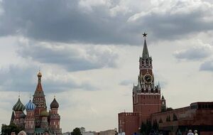 У Москві дівчина вийшла на одиночний протест