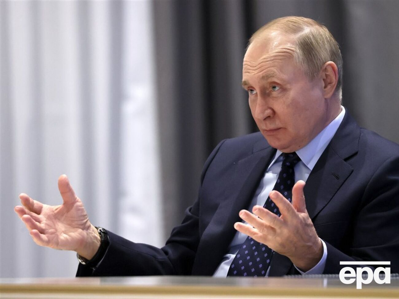 Подоляк подчеркнул, что посредничество в переговорах с Путиным (на фото) не работает