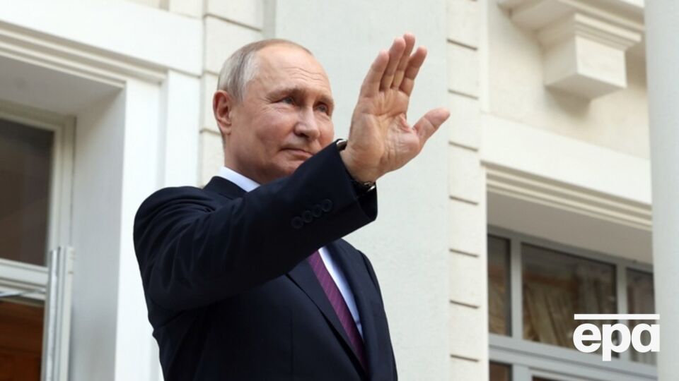 Путин, чтобы выглядеть умеренным и адекватным, намеренно культивирует фон из "медведевых и гурулевых", полагает Белковский