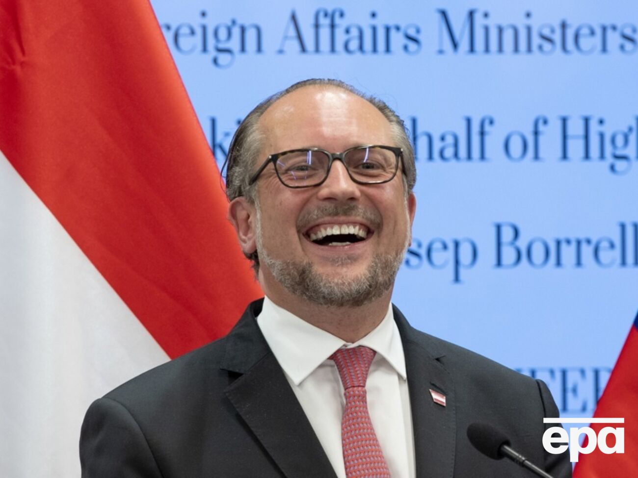 Шалленберг пошутил с улыбкой