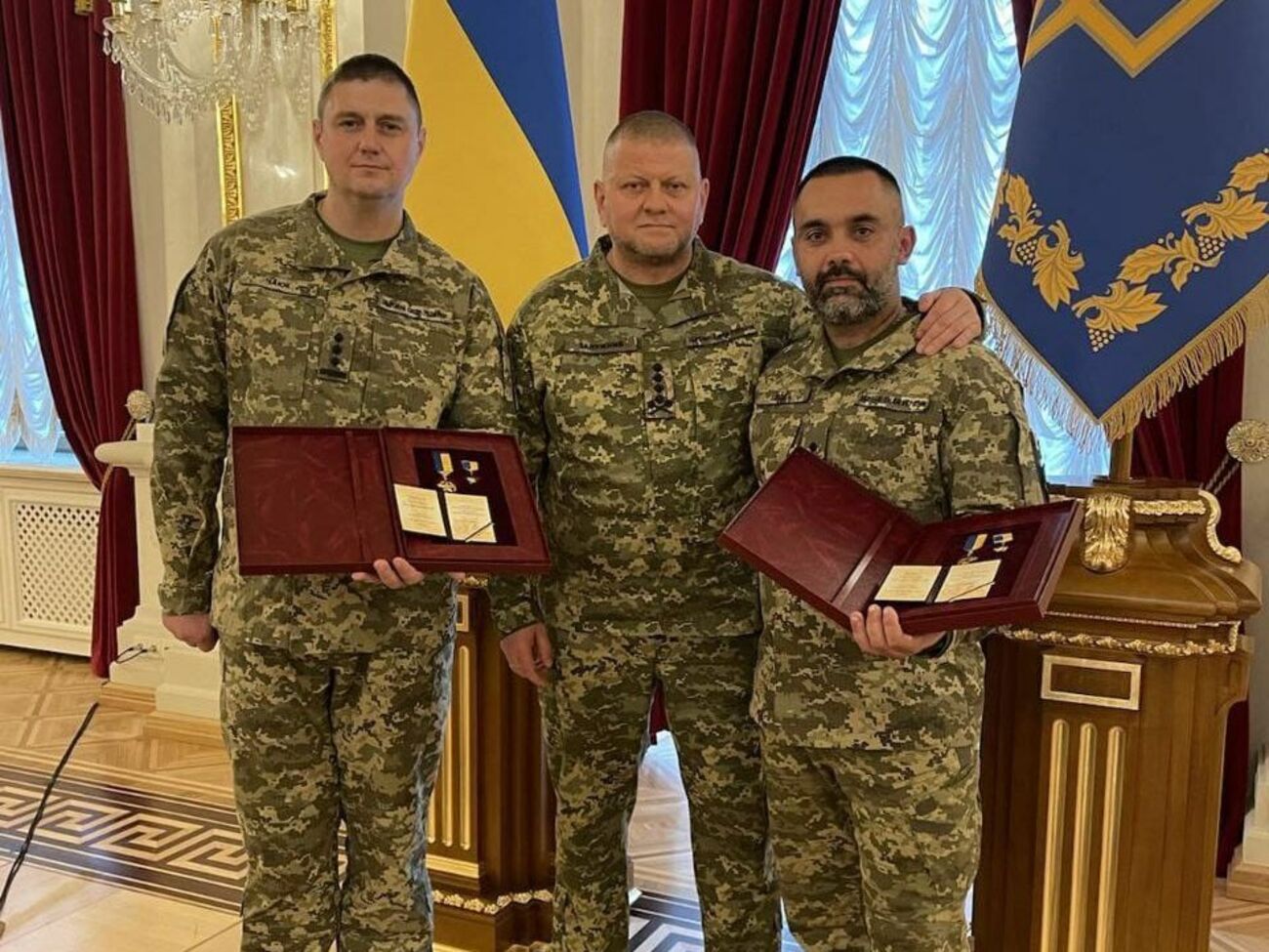 Чаюк (на фото он слева) награжден "Золотой звездой"