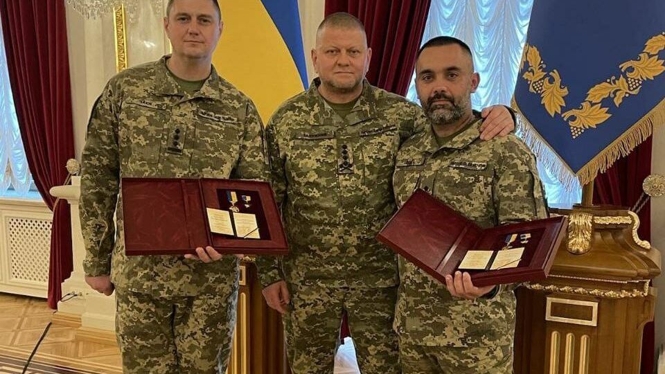 Чаюк (на фото он слева) награжден "Золотой звездой"