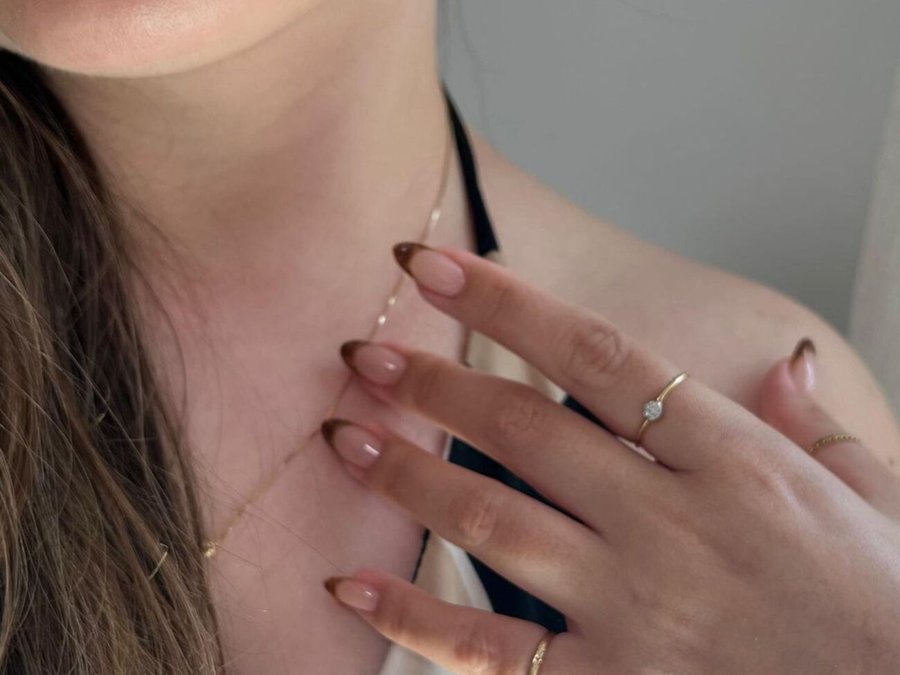 Майстриня манікюру вибрала коричневий лак для дизайну нігтів