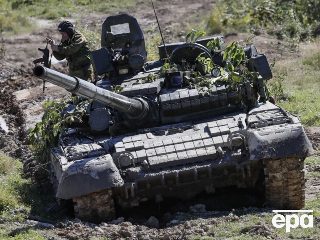 Танки Т-80 российская армия перебрасывает в направлении Бердянска, отмечает Андрющенко