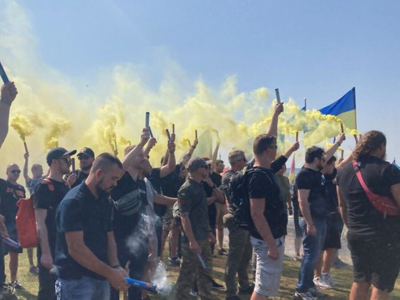 Під час прощальної церемонії друзі Кабанова вшанували його пам'ять за допомогою синіх і жовтих фаєрів