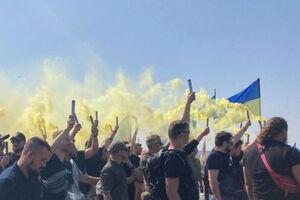 Під час прощальної церемонії друзі Кабанова вшанували його пам'ять за допомогою синіх і жовтих фаєрів