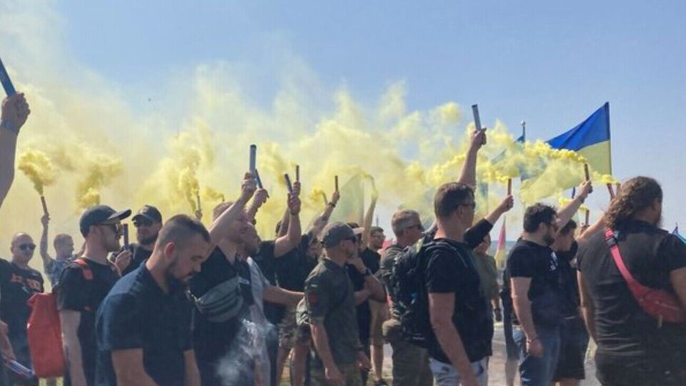 Під час прощальної церемонії друзі Кабанова вшанували його пам'ять за допомогою синіх і жовтих фаєрів