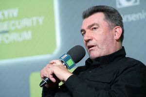 Данилов возмутился тем, что еще некоторые политики считают, что для Украины было бы лучше сесть за стол переговоров с Россией и пойти на некоторые уступки ради мира