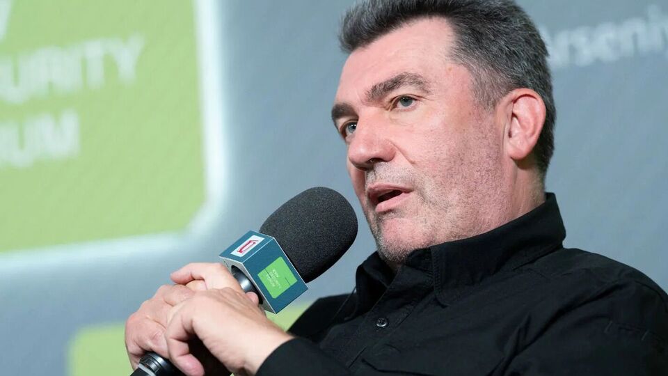 Данілов обурився, ще деякі політики вважають, що для України було б краще сісти за стіл переговорів із Росією та піти на певні поступки заради миру