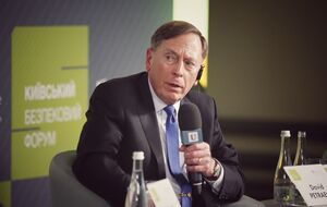 Петреус подчеркнул, что украинские Вооруженные силы поразили весь мир, когда выиграли битву за Киев, Сумы, Чернигов, Харьков, отвоевали Херсон
