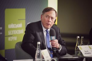 Петреус наголосив, що українські Збройні сили вразили увесь світ, коли виграли битву за Київ, Суми, Чернігів, Харків, відвоювали Херсон