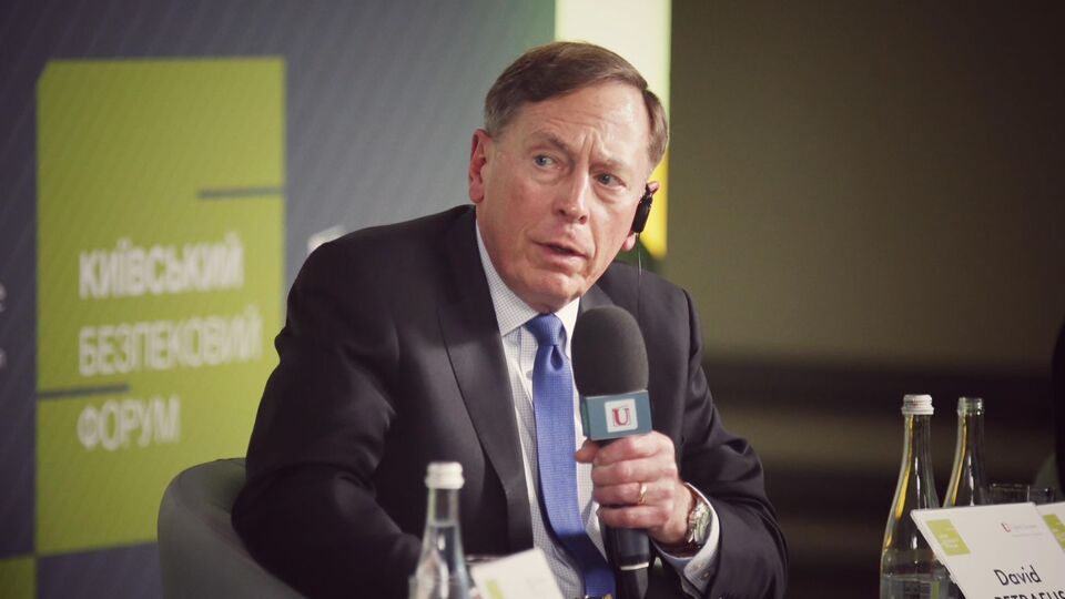 Петреус подчеркнул, что украинские Вооруженные силы поразили весь мир, когда выиграли битву за Киев, Сумы, Чернигов, Харьков, отвоевали Херсон