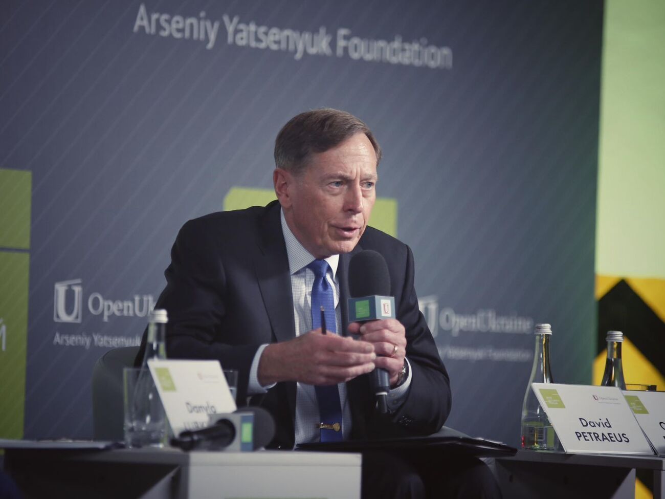 Петреус високо відзначив роботу українських сил протиповітряної оборони