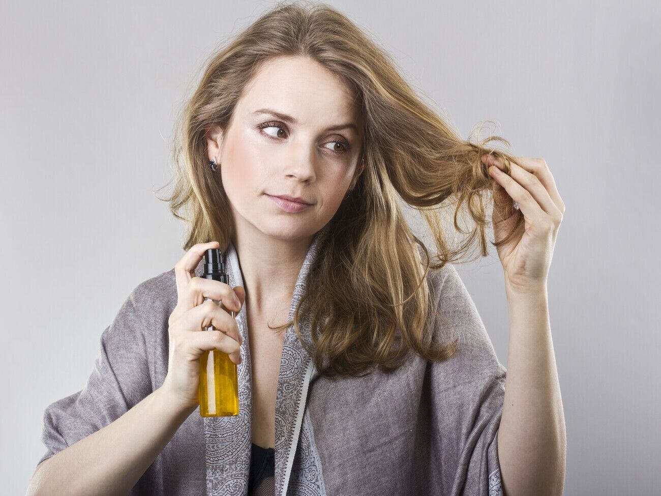 Чтобы укрепить волосы и стимулировать их рост, эксперты рекомендуют приготовить отвар на основе розмарина