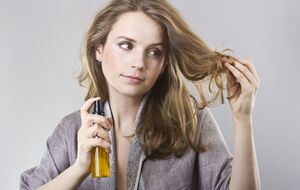 Щоб зміцнити волосся і стимулювати його ріст, експерти рекомендують приготувати відвар на основі розмарину