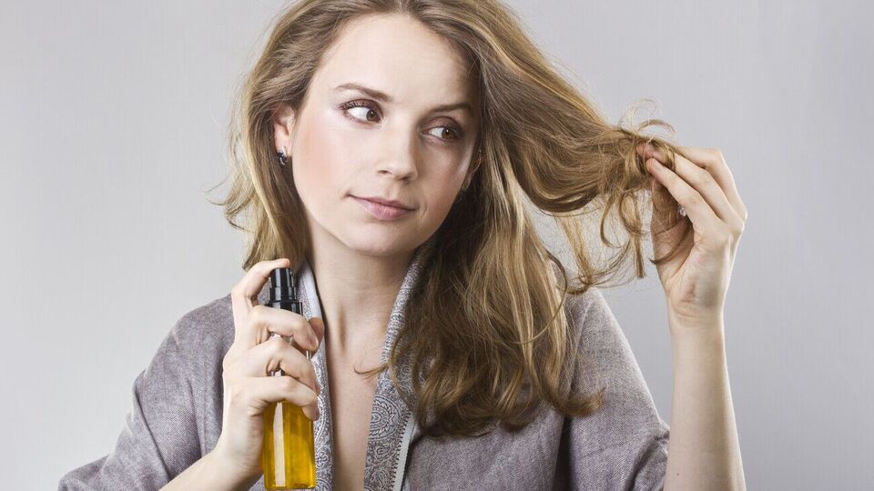 Чтобы укрепить волосы и стимулировать их рост, эксперты рекомендуют приготовить отвар на основе розмарина