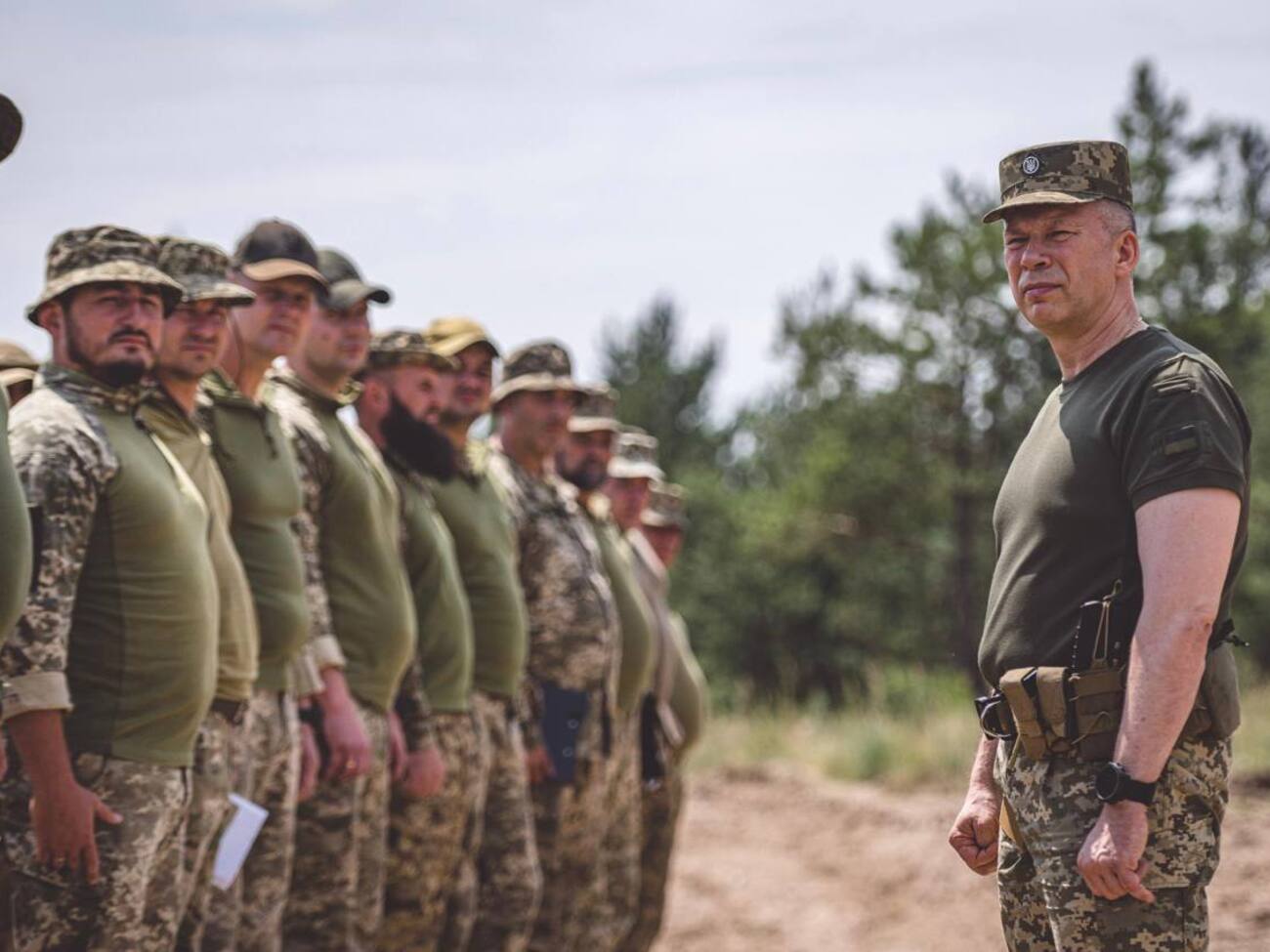 Сирський зустрівся з українськими військовими, які дислокуються біля Лимана й Соледара
