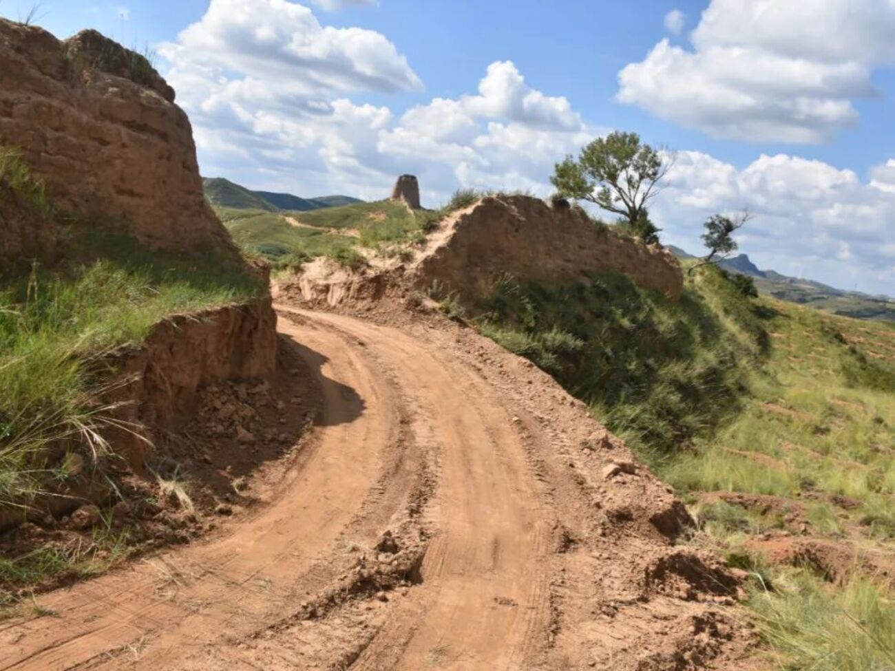 В Китае пробили участок Великой китайской стены экскаватором