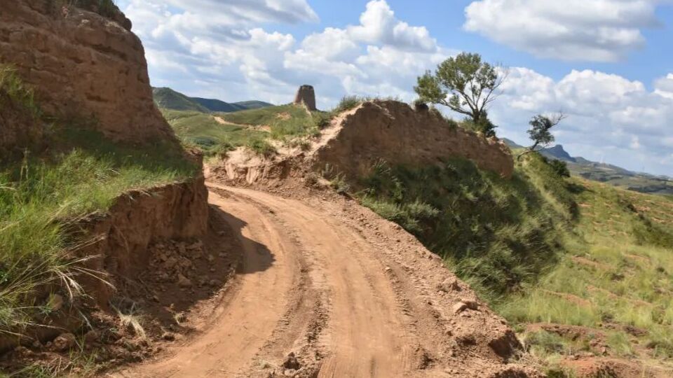 В Китае пробили участок Великой китайской стены экскаватором