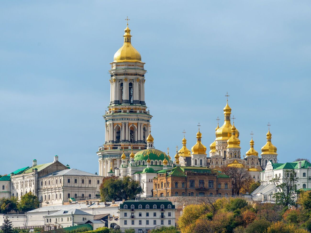По словам Остапенко, из части помещений Лавры люди уже уехали