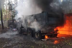 В результате ракетной атаки россиян в Киевской области поврежден автотранспорт