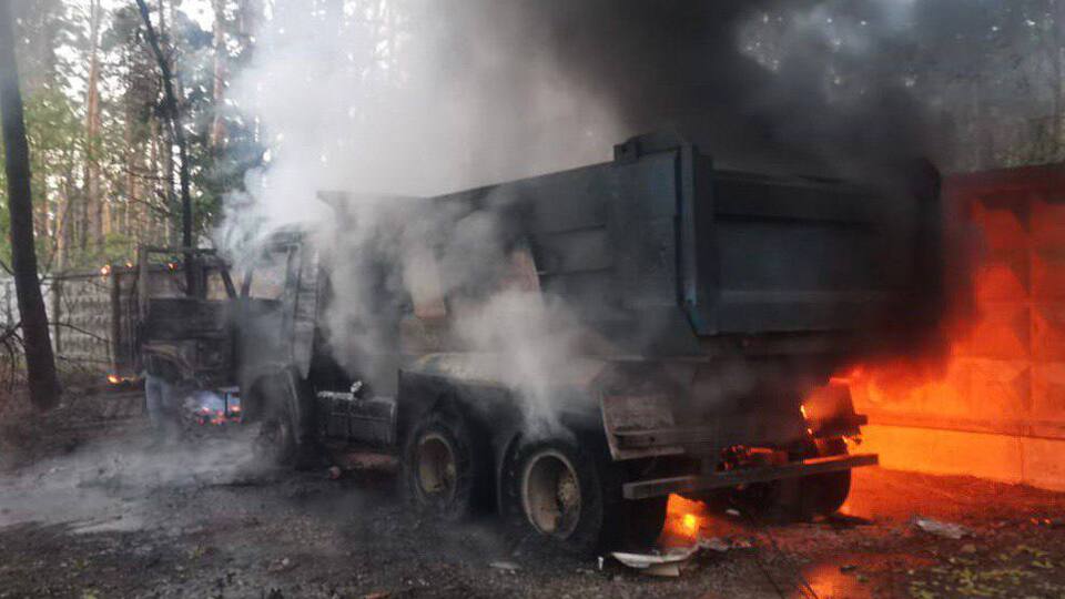 Унаслідок ракетної атаки росіян у Київській області пошкоджено автотранспорт