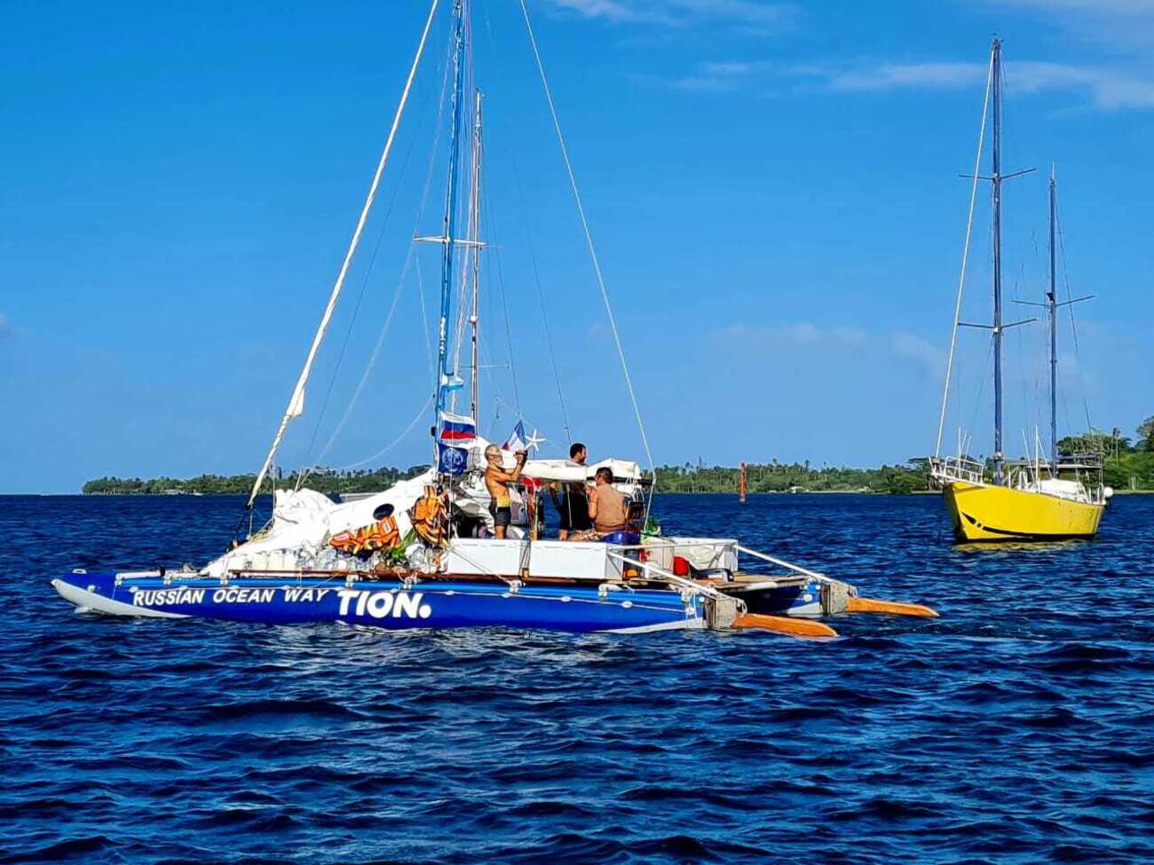 Акулы дважды атаковали судно россиян