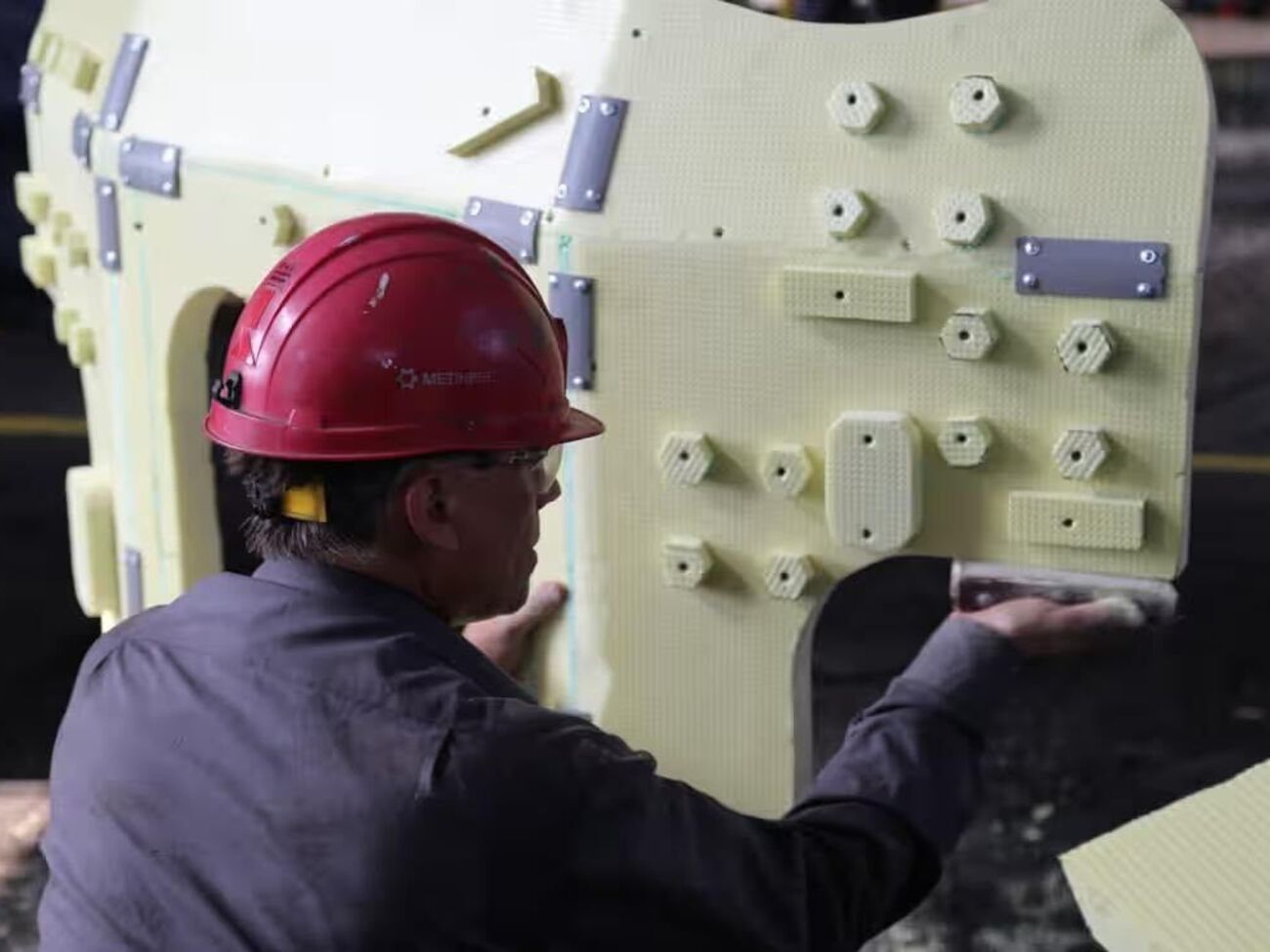 Готовые макеты легко транспортировать для монтажа на передовой, где "артиллерийское орудие" можно собрать всего за 20 минут