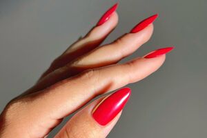 Мастер все ногти оформила одинаково