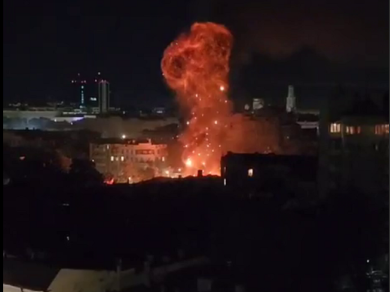 Ночной взрыв в Ростове-на-Дону возле штаба ЮВО сняли на видео