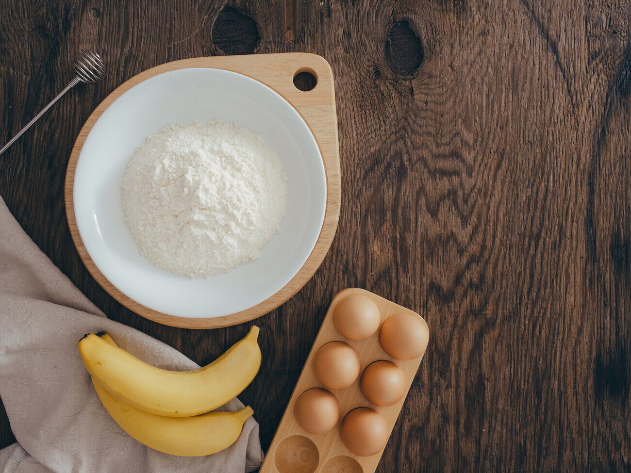 Для пирога понадобятся бананы, яйца, сахар, мука и молоко